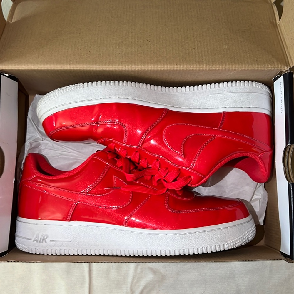 Nike Air Force 1 ‘07 LV8 UV siren red